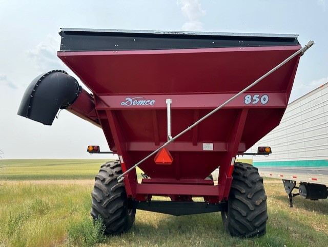 2011 Demco 850 Grain Cart