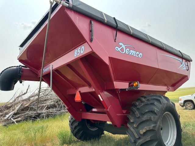 2011 Demco 850 Grain Cart