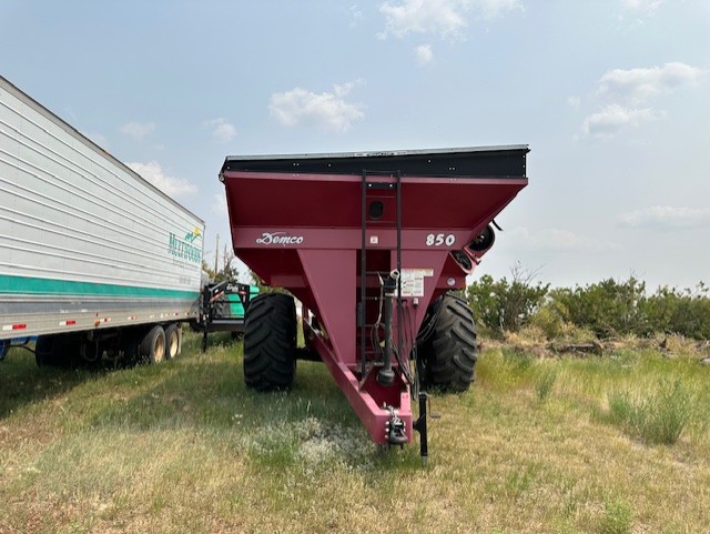 2011 Demco 850 Grain Cart