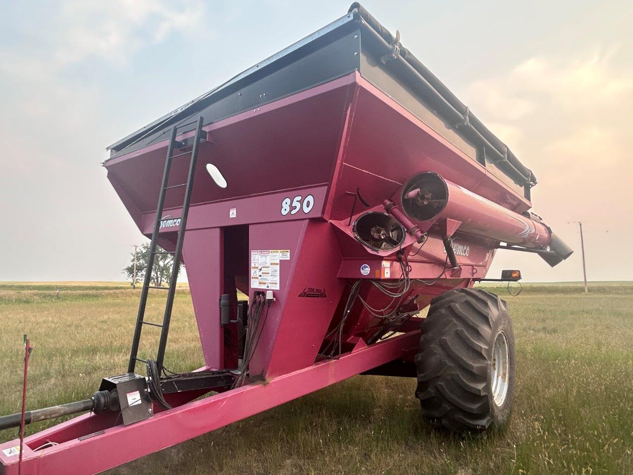 2019 Demco 850 Grain Cart