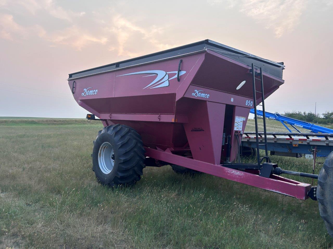 2019 Demco 850 Grain Cart