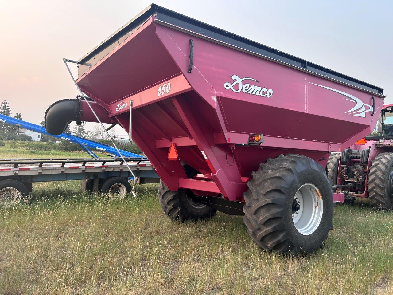 2019 Demco 850 Grain Cart