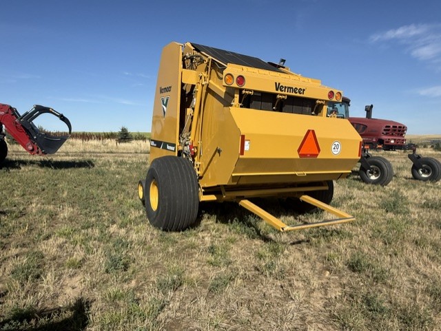2022 Vermeer 605N Select Baler/Round