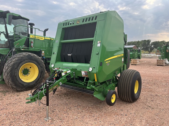 2023 John Deere 560M Baler/Round