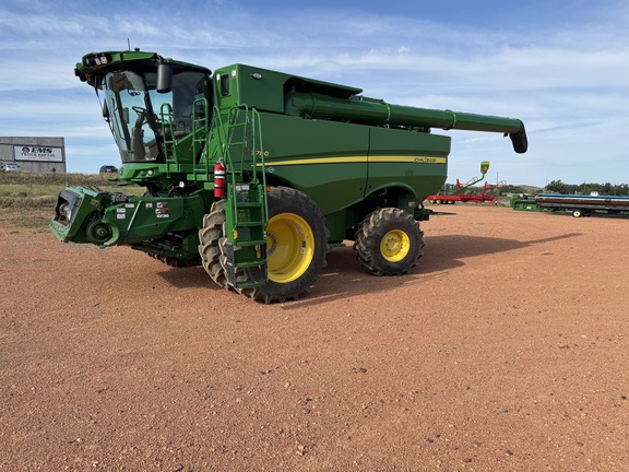 2023 John Deere S780 Combine