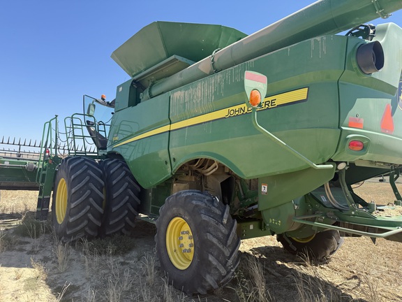 2017 John Deere S680 Combine