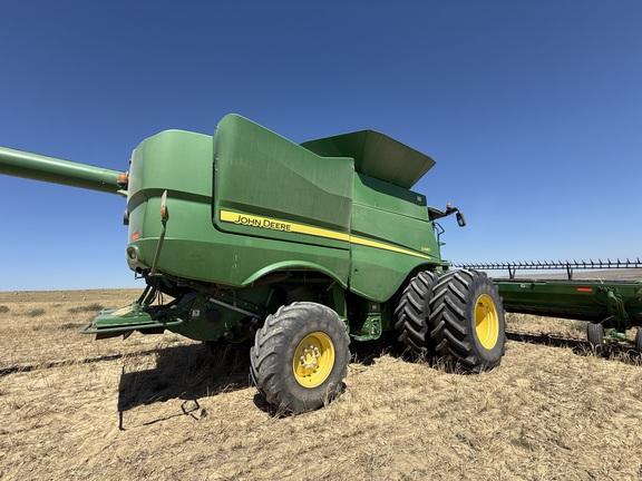 2017 John Deere S680 Combine
