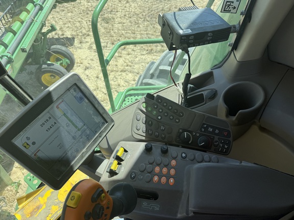 2017 John Deere S680 Combine