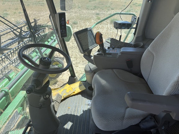2017 John Deere S680 Combine