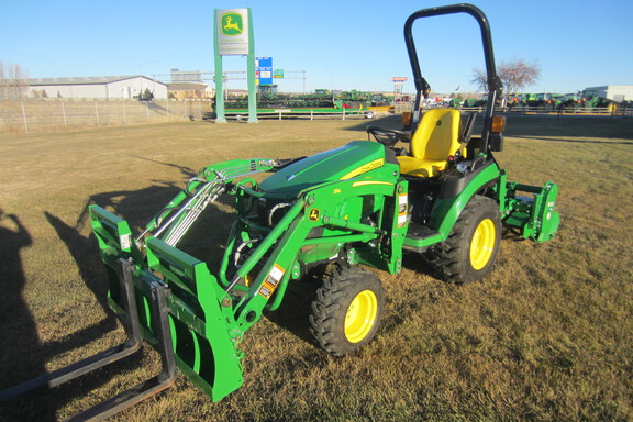 2022 John Deere 2025R Tractor Compact