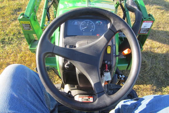 2022 John Deere 2025R Tractor Compact