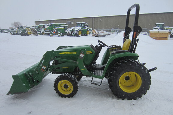 2016 John Deere 3038E Tractor Compact