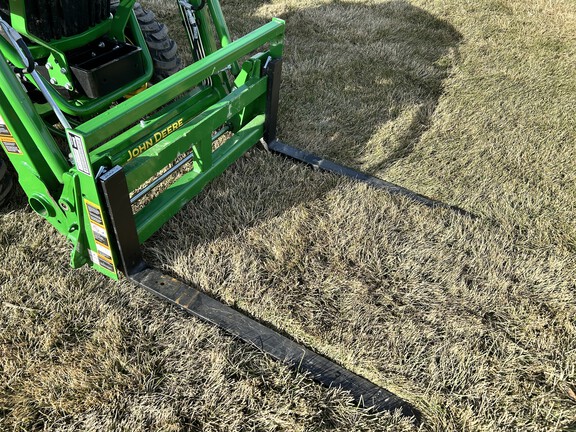 2022 John Deere 2032R Tractor Compact