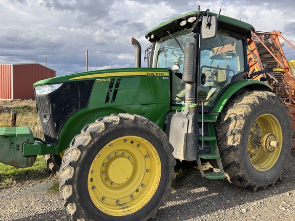 2011 John Deere 7200R Tractor