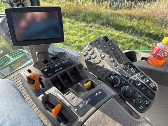 2011 John Deere 7200R Tractor