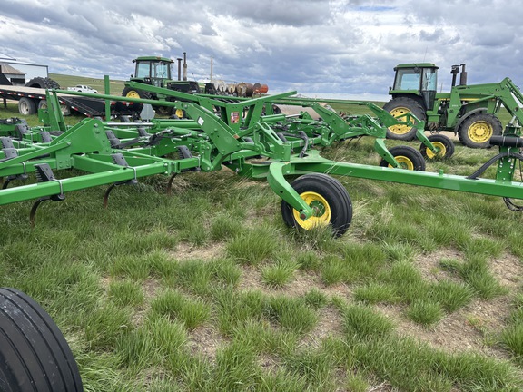 2016 John Deere 2210 Field Cultivator