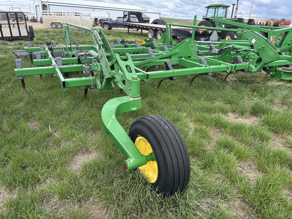 2016 John Deere 2210 Field Cultivator