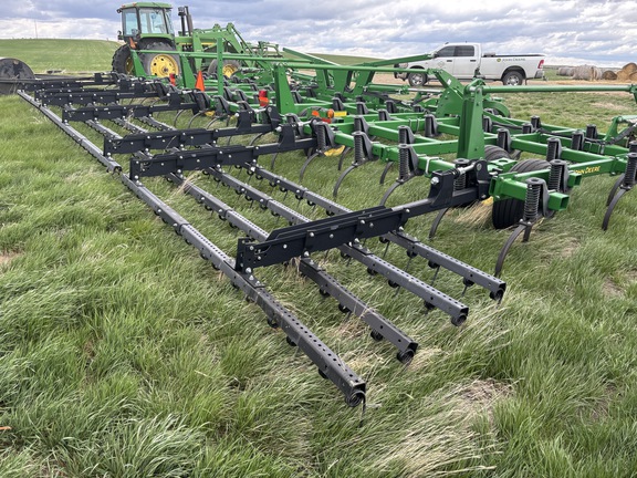 2016 John Deere 2210 Field Cultivator
