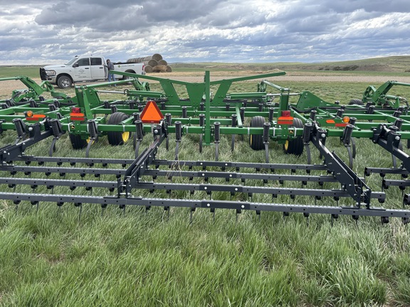 2016 John Deere 2210 Field Cultivator