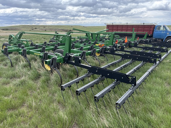 2016 John Deere 2210 Field Cultivator