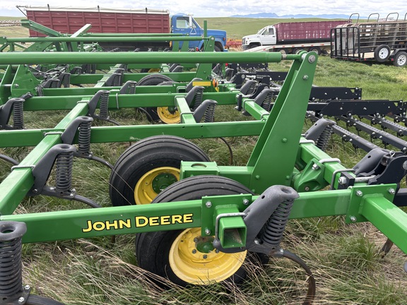 2016 John Deere 2210 Field Cultivator