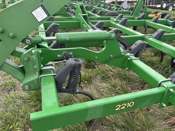 2016 John Deere 2210 Field Cultivator