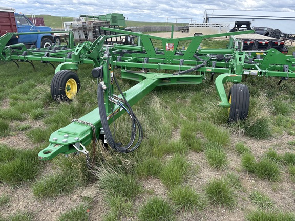 2016 John Deere 2210 Field Cultivator