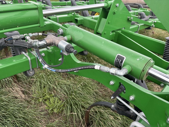 2016 John Deere 2210 Field Cultivator