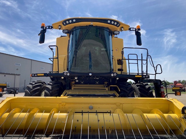 2022 New Holland CR8.90 Combine