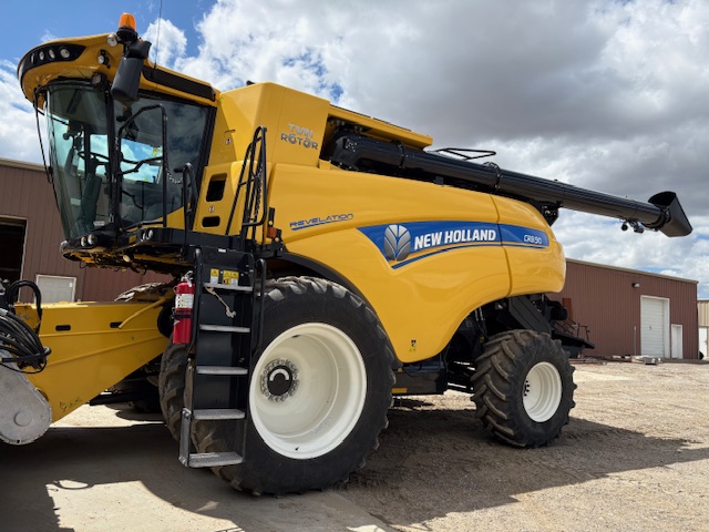 2022 New Holland CR8.90 Combine