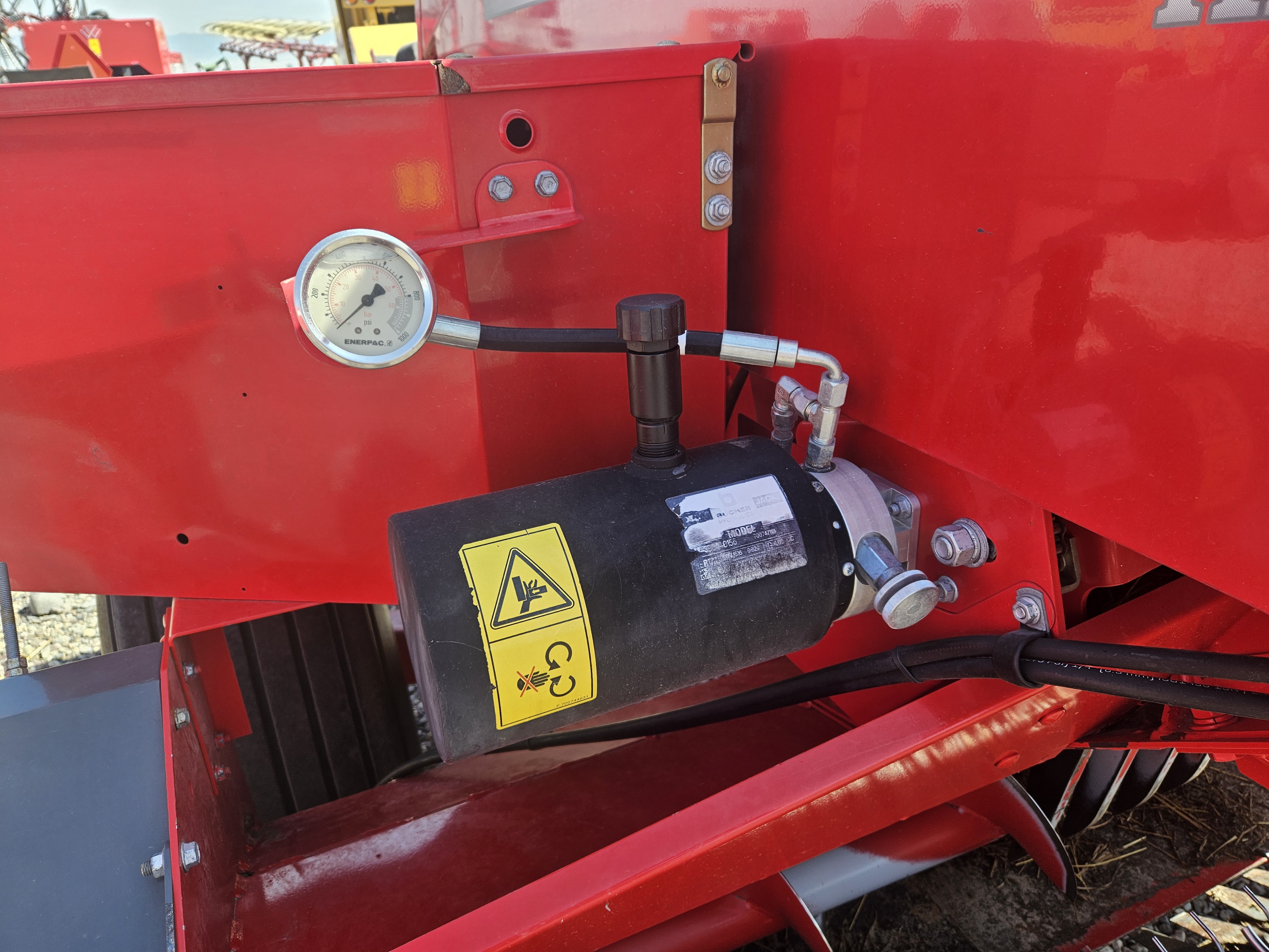 2016 Massey Ferguson 1840 Baler/Square