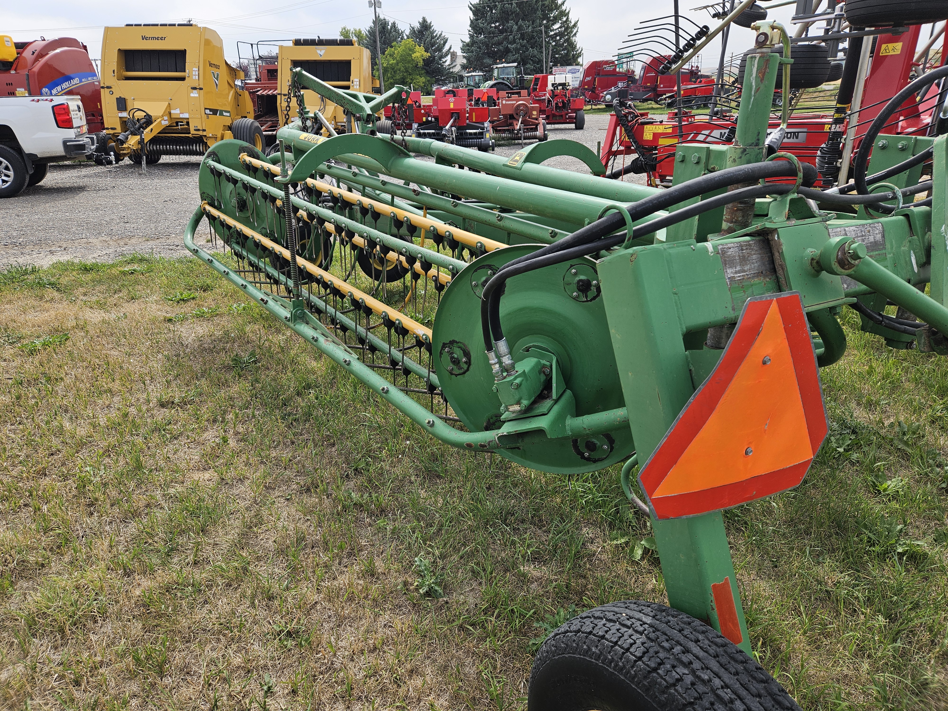 John Deere 700 Rake