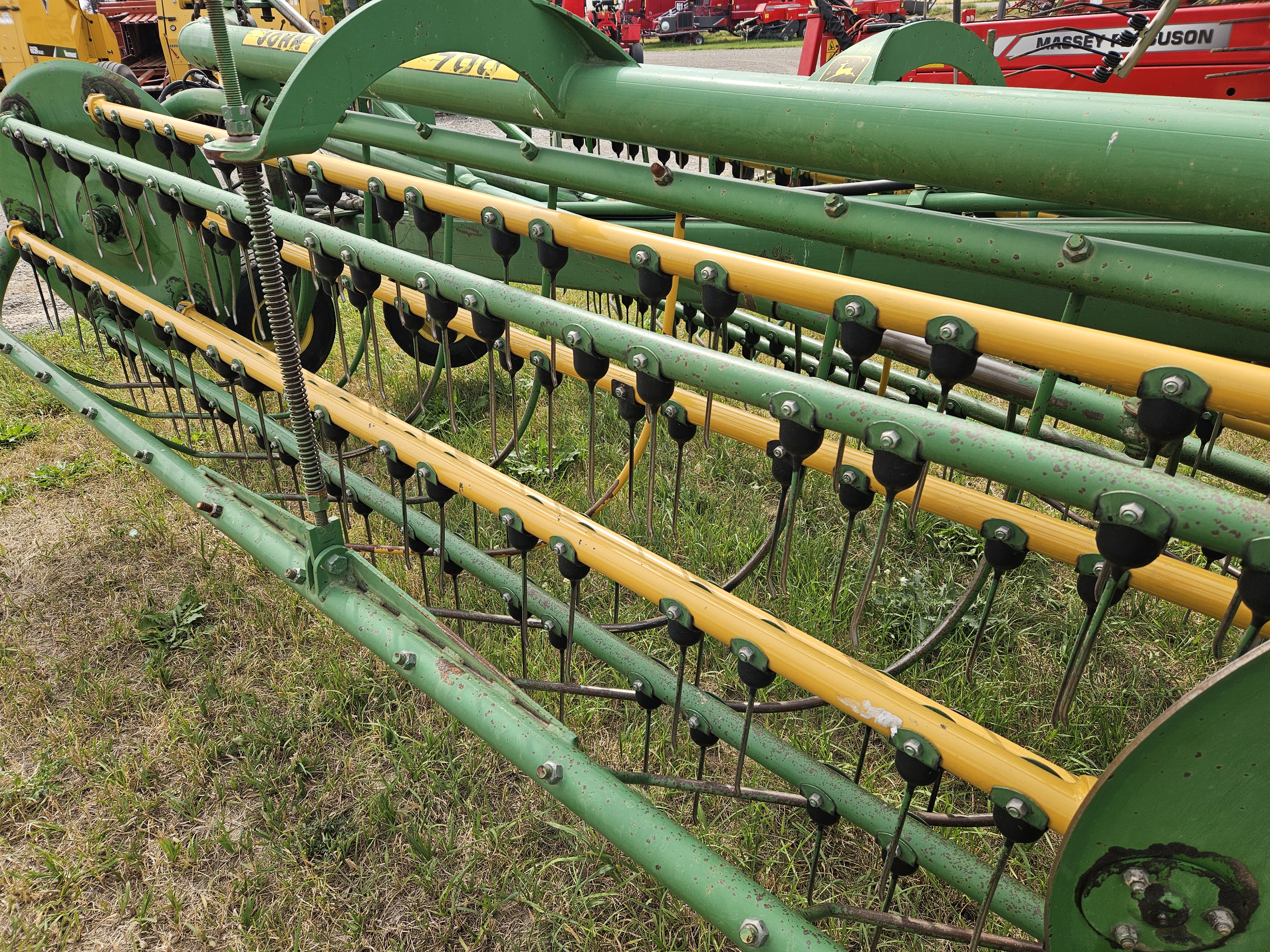 John Deere 700 Rake