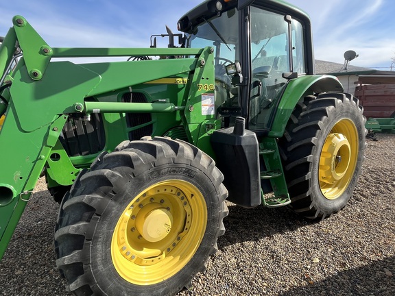 2011 John Deere 7330 Tractor