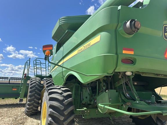 2012 John Deere S670 Combine