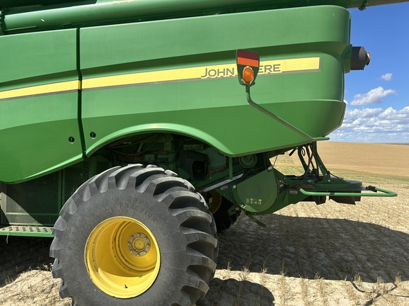 2012 John Deere S670 Combine