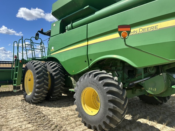 2012 John Deere S670 Combine