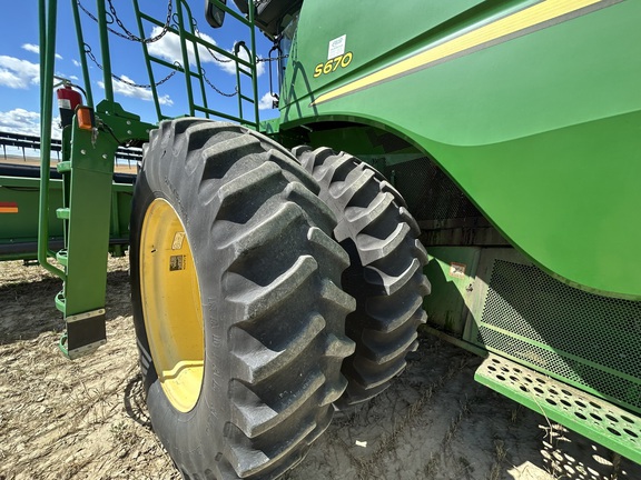 2012 John Deere S670 Combine