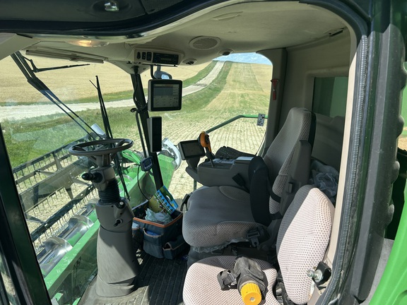 2012 John Deere S670 Combine