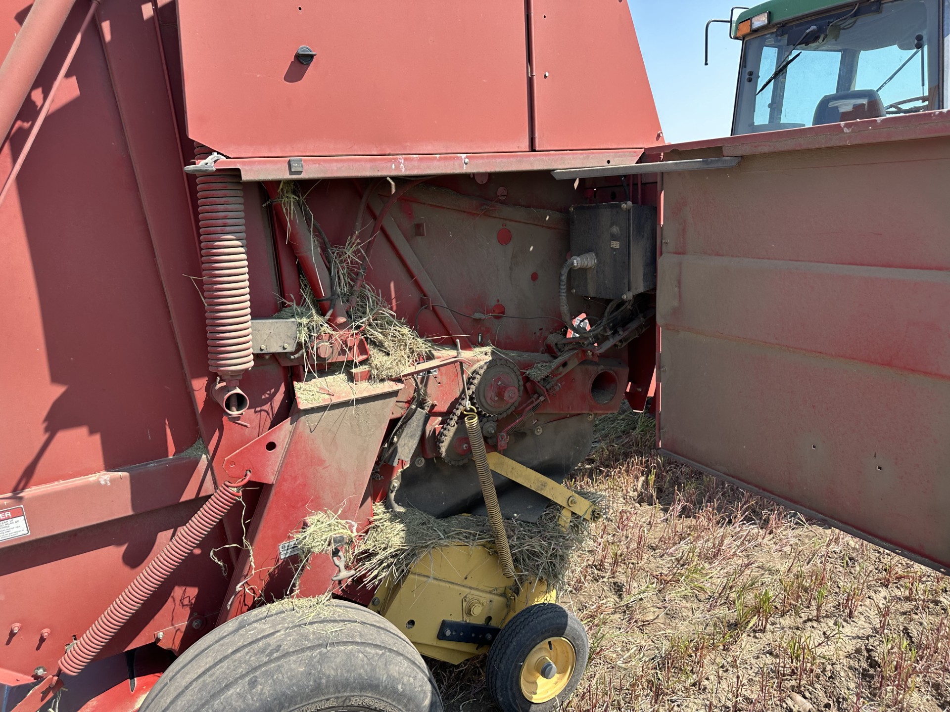 1998 New Holland 664 Baler/Round