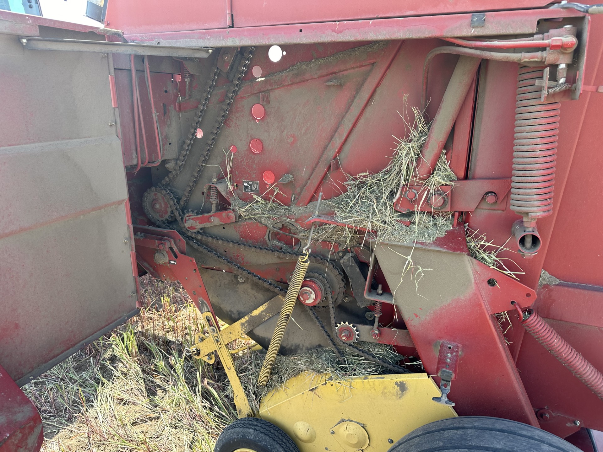 1998 New Holland 664 Baler/Round