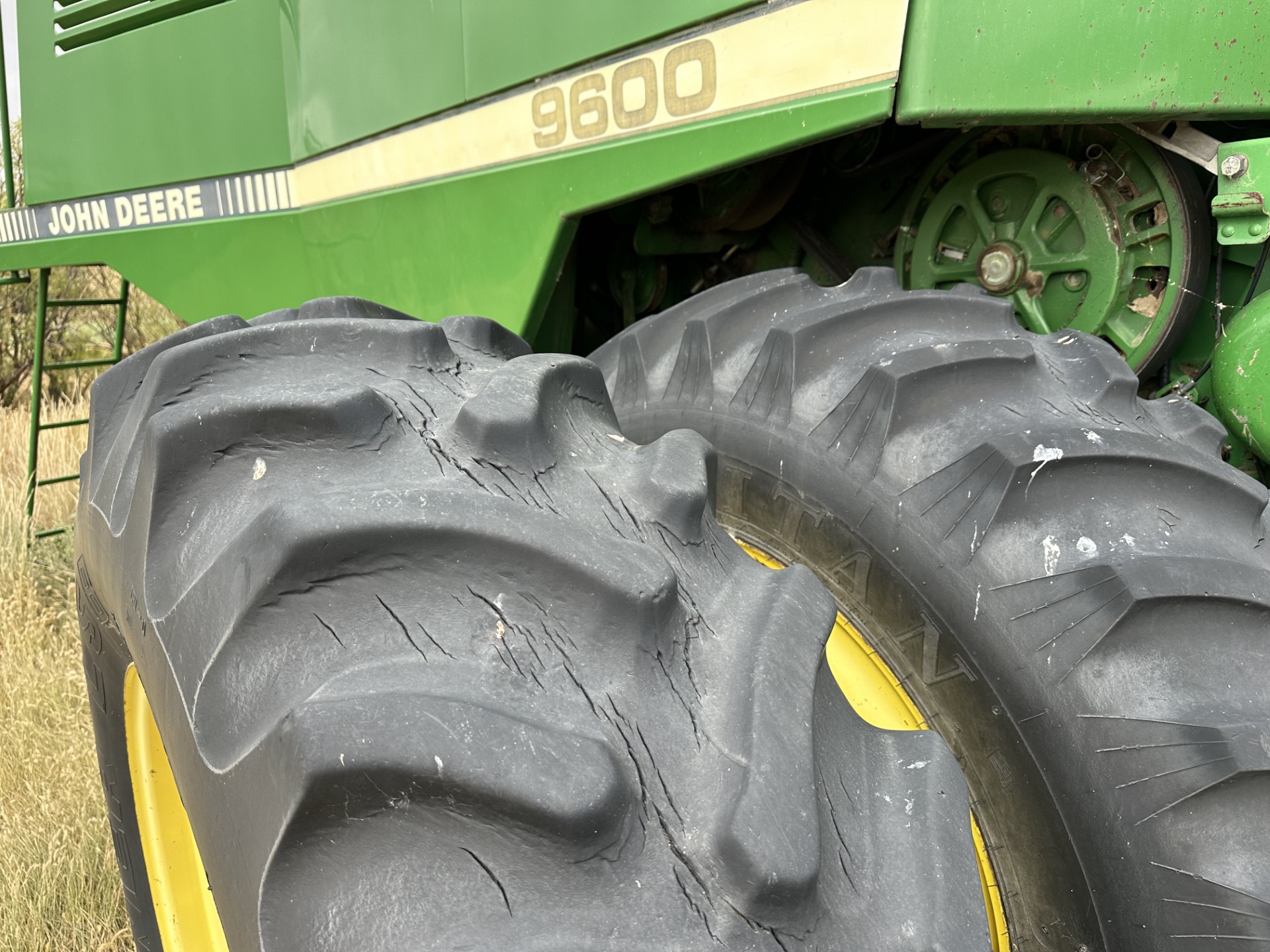 1991 John Deere 9600 Combine