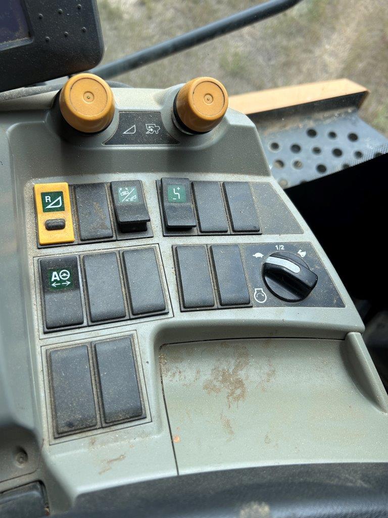 2011 CLAAS 750TT Combine