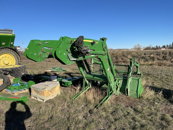 2018 John Deere 640R Loader