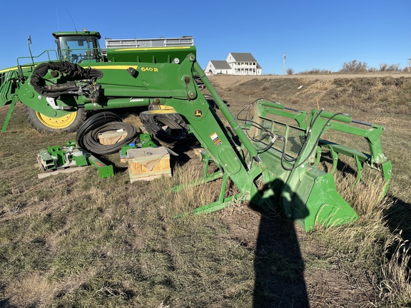 2018 John Deere 640R Loader