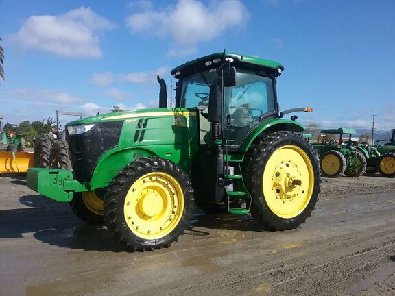 2014 John Deere 7210R Tractor