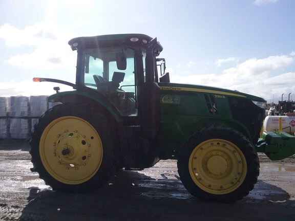 2014 John Deere 7210R Tractor