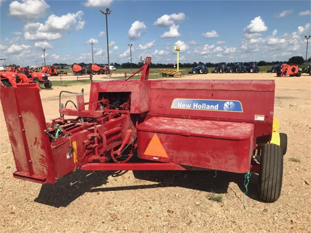 2020 New Holland BC5000 Small Square Balers BC5070 Haylinerâ?¢ Baler/Round