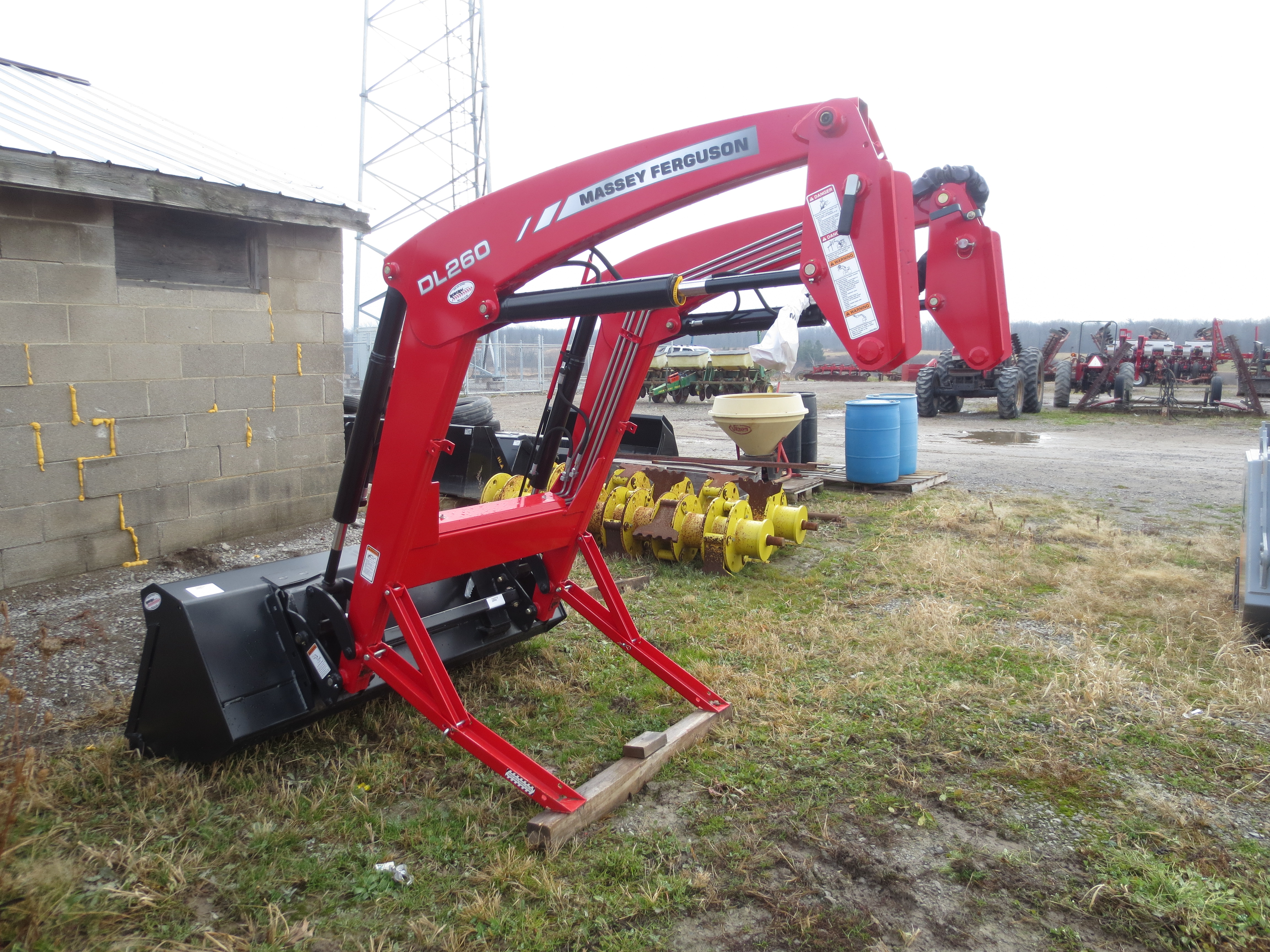 2013 Massey Ferguson DL260 Loader