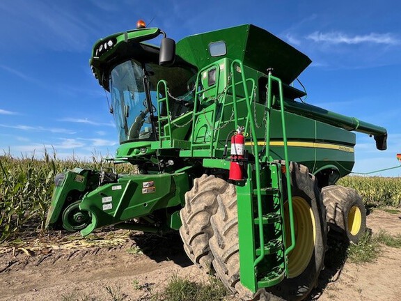 2012 John Deere S680 Combine